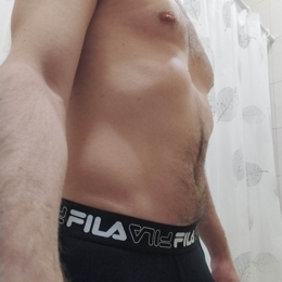 Порноның бетіне бір әйел отырды Жалаңаш бразилиялық маскарад